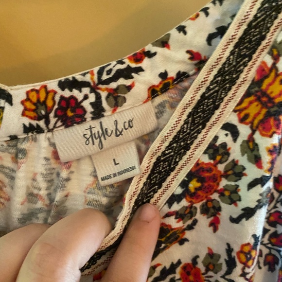 Cold shoulder, fall design top - Picture 2 of 3